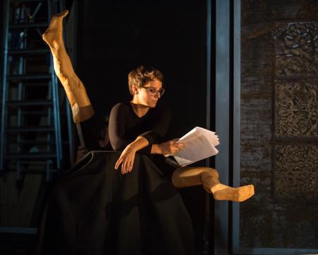 Photo de répétition montrant une comédienne avec son texte