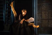 Photo de répétition montrant une comédienne avec son texte